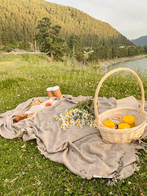 White Picnic Aesthetic, Picnic Ideas Simple, Lake Picnic, Minimalist Kawaii, Sky Scenery, Cute Picnic, Grass Tree, Food Bread, Flower Fruit