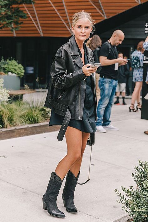 Moto Jacket Style, Street Style Vintage, Cowboy Boot Outfits, Western Boots Outfit, Vintage Street Style, Festival Mode, Baby Mode, Black Cowboy Boots, Nashville Outfits