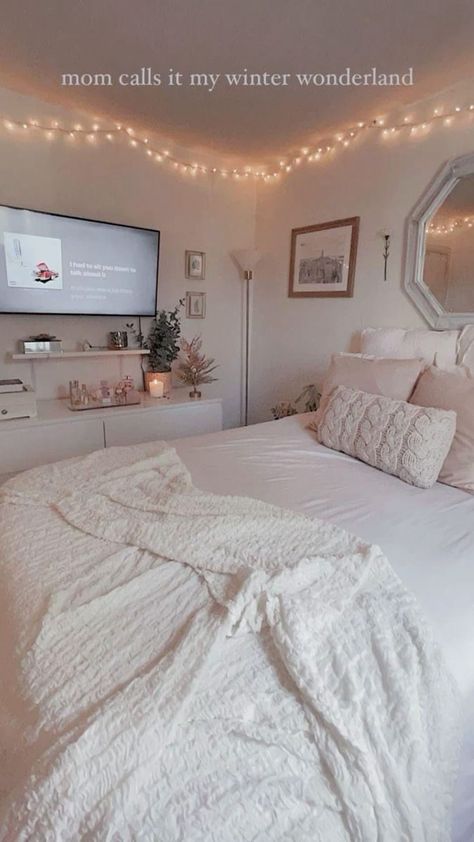 Room Decoration With Lights Ideas, Cozy Vanilla Bedroom, White Wall Room Aesthetic, Bedroom White Lights, Photo Wall For Bedroom, Room Inspired Aesthetic, Room Styles Aesthetic, Clean Simple Bedroom Aesthetic, Girly White Bedroom