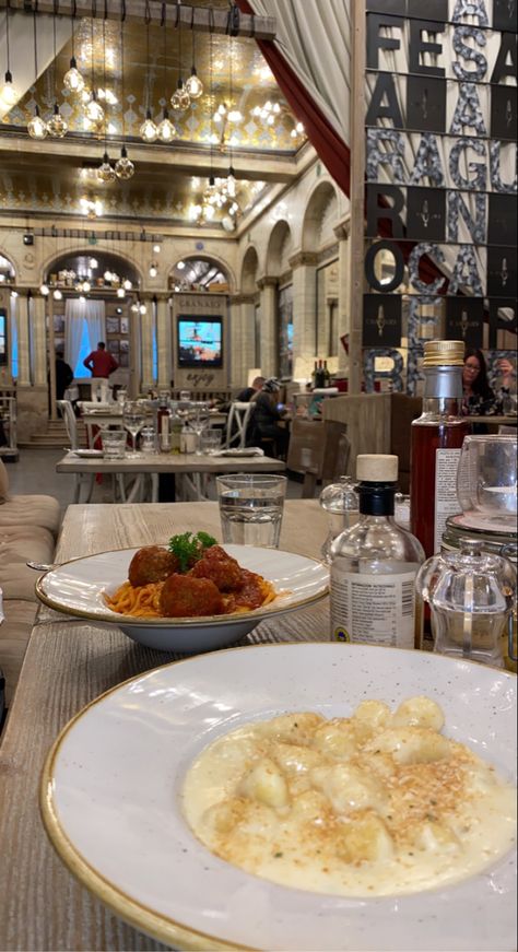 Italian Restaurant Date Aesthetic, Food In Hotel Aesthetic, Restaurant London Aesthetic, Hotel Restaurant Aesthetic, Italian Cooking Class Aesthetic, Eating Restaurant Aesthetic, London Dinner Restaurant, Restaurant Food Astethic, Eating At Restaurant Aesthetic