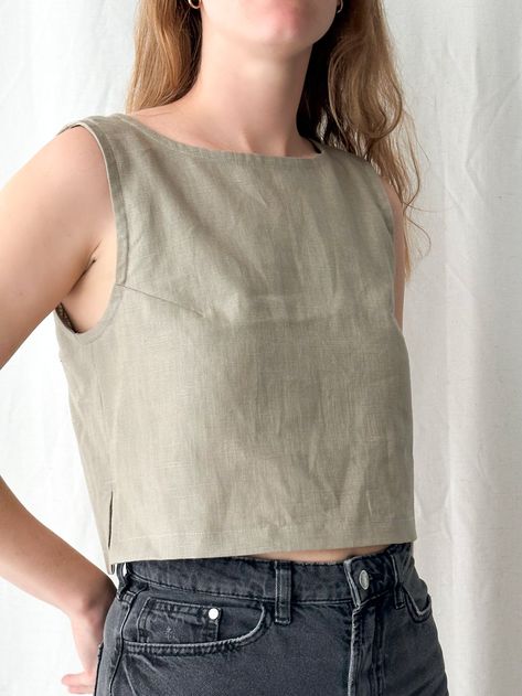 A lightweight linen top. Incredibly comfortable and chic at the same time, versatile to combine. Material: 100% linen All garments are hand-sewn to order. On average, products are ready for dispatch in 5 to 7 working days, unless otherwise stated. If you have any additional requests or further questions, please write to me. Linen Tops Designs, Linen Summer Tops, Linen Crop Top Outfit, Linen Garments, Crop Top Design, Cotton Dress Pattern, Linen Style Fashion, Corduroy Top, Linen Tops