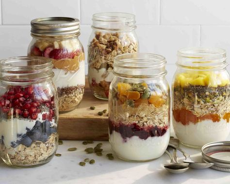 Great make-ahead oatmeal, fruit and yogurt jars. Add your favorite liquid (almond milk or apple or pomegranate juice) shake and enjoy! Breakfast Jars, Make Ahead Oatmeal, Mason Jar Breakfast, Menu Sarapan Sehat, Breakfast In A Jar, Program Diet, Breakfast Low Carb, Mason Jar Meals, Second Breakfast