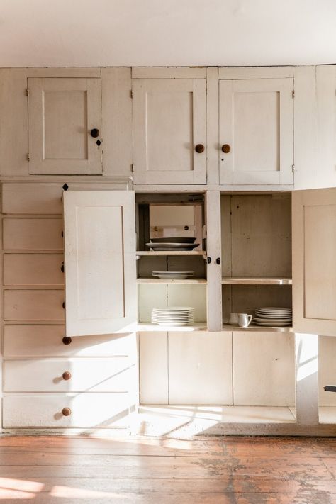 White China Cabinets, Screened Room, Shaker Interior, Shaker Home, Built In China Cabinet, Old Fashioned House, Shaker Village, Shaker Furniture, Farmhouse Kitchens