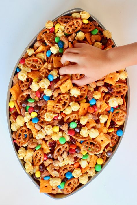 Salty Football Snacks, East Football Snacks, Super Bowl Chex Mix Recipes, Football Trail Mix Super Bowl, Football Chex Mix Recipes, Tailgate Snack Ideas, Tailgate Snacks Outdoor, Touchdown Snack, Sweet And Salty Snack Mix Recipes