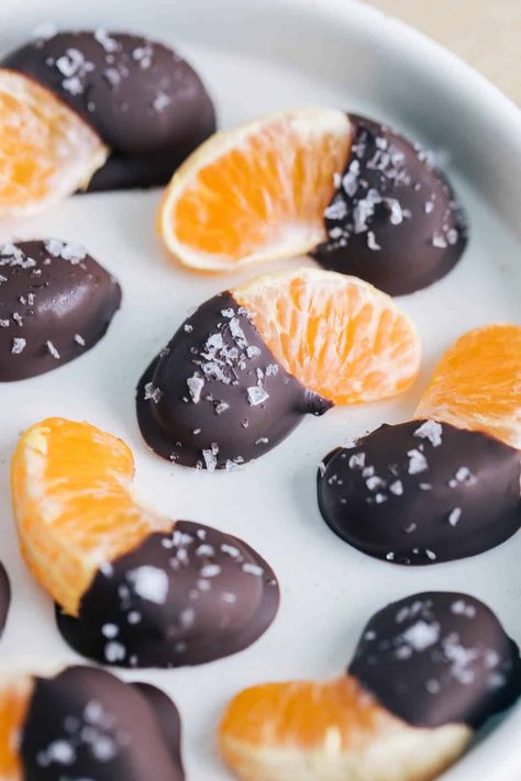 Healthy Holiday Treats, Slices Recipes, Snacks Saludables, Salted Chocolate, Snacks Für Party, Chocolate Orange, Chocolate Dipped, Snack Time, Finger Food