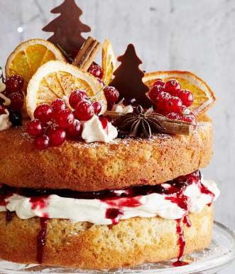 A classic Victoria sponge with a festive twist Christmas Sponge Cake, Cottage Baking, Hot Mulled Wine, Sponge Cake Decoration, Sponge Cake Easy, Sponge Cake Roll, Fruit Sweets, Xmas Cakes, Xmas Baking