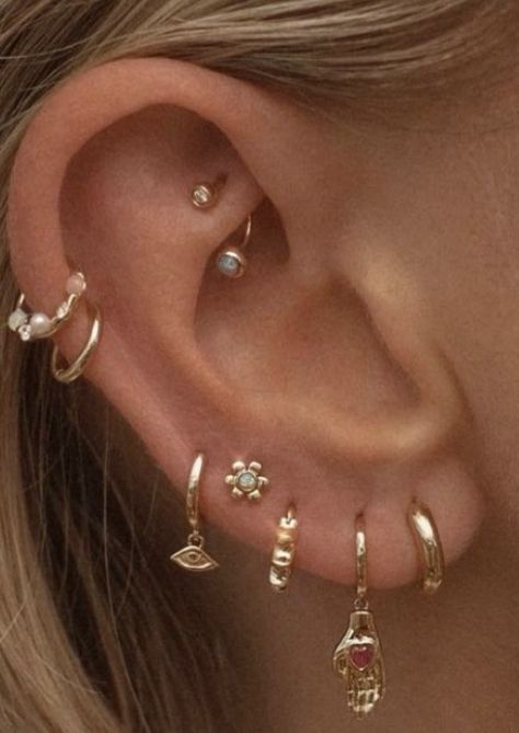 Piercings Oor, Minimalist Ear Piercings, Ear Peircings, Cool Ear Piercings, Pretty Ear Piercings, Cute Ear Piercings, Types Of Piercings, Body Jewelry Piercing, Jewelry Accessories Ideas