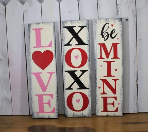 Valentine Wood Signs, Valentine List, Valentine Wood Crafts, Saint Valentin Diy, Valentines Bricolage, Mantel Fireplace, Diy Valentine's Day Decorations, Rustic Valentine, Valentines Sign