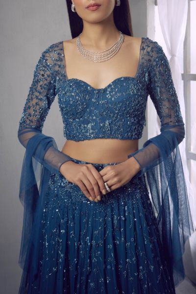 Dark Blue Lehenga, Modern Blouse Designs, Full Sleeves Blouse Designs, Lengha Blouse Designs, Netted Blouse Designs, Pengantin India, Indian Outfits Lehenga, Lehenga Blouse Designs, Gaun Fashion