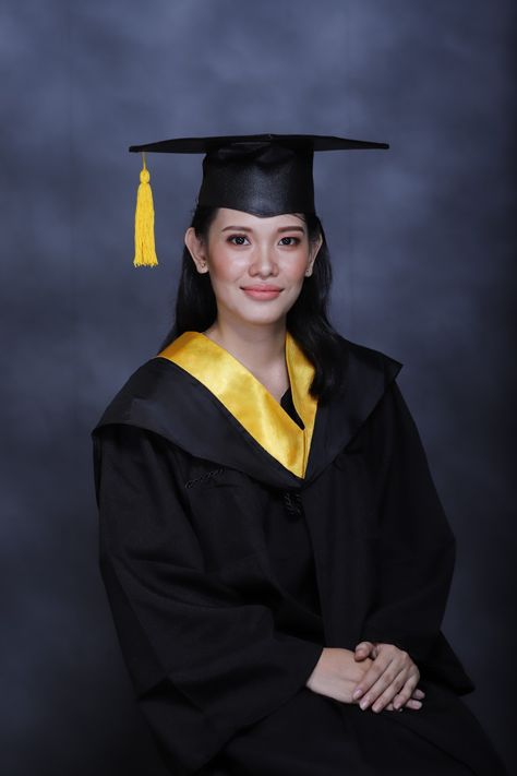 Graduation Portrait Poses, Graduation Portraits Studio, Graduation Pictorial Studio, Convocation Poses, Creative Shot For Graduation Studio, Graduation Gown Outfit, Graduation Photoshoot Studio, Creative Shot For Graduation, Graduation Attire