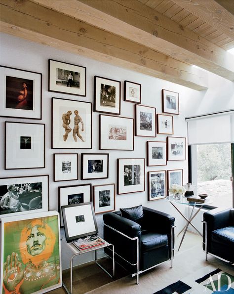 The office in this Santa Fe, New Mexico, home features a gallery wall of white-matted, dark-framed images by Bill Brandt, Annie Leibovitz, Herb Ritts, Bruce Weber, Weegee, and others. New Mexico Homes, House Beautiful Magazine, Rustic Office, Modern Desert, Perfect Gallery Wall, Gallery Walls, Salon Style, Wall Gallery, Architectural Digest