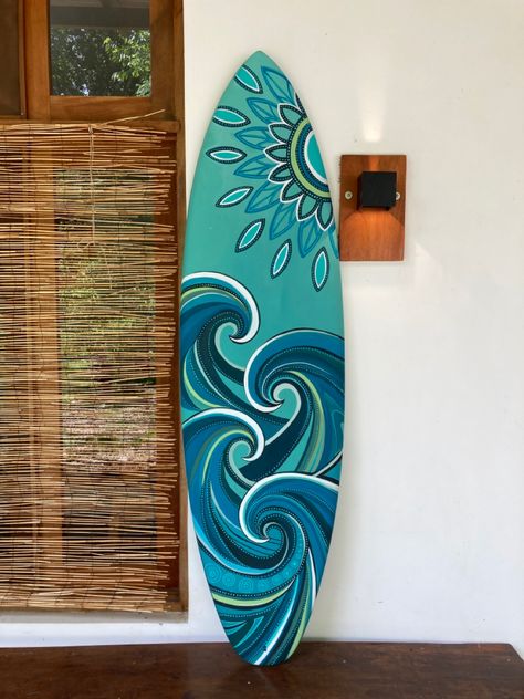 Painting Surfboards Diy, Painted Skim Board, Surf Board Painting Ideas, Surfboard Painting Ideas, Skimboard Designs, Cool Surfboard Designs, Surf Boards Designs, Painted Surfboard Ideas, Diy Surfboard Decor