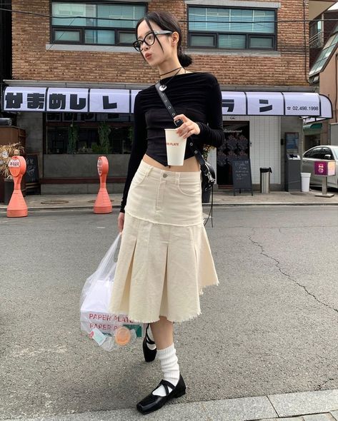 #fashion #koreanfashion #koreanstreetfashion #y2k #casualstyle #streetstyle Shoes Outfit Ideas, Dr Martens Mary Janes, Heeled Mary Janes, Mary Jane Shoes Outfit, Shoes Dr Martens, Zapatos Mary Jane, Mary Jane Ballet Flats, 여름 스타일, Shoes Outfit