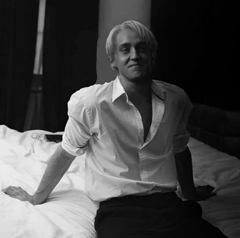 Hot Draco, Drako Malfoy, Imprimibles Harry Potter, Malfoy Family, Draco Malfoy Hot, Draco Malfoy Imagines, Draco Malfoy Fanart, Hogwarts Dr, Draco Malfoy Aesthetic