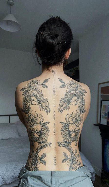 Woman With Tattoos, Tato Naga, Tato Minimal, Full Back Tattoos, Spine Tattoos For Women, Pretty Tattoos For Women, Dope Tattoos For Women, Stylist Tattoos, Cute Tattoos For Women