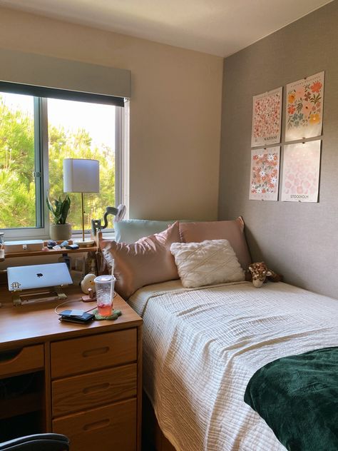 Uconn Dorm, Modern Cozy Home, Dorm Vibes, Single Dorm Room, Pretty Dorm Room, Room List, College Home, Minimalist Dorm, Dorm Room Layouts