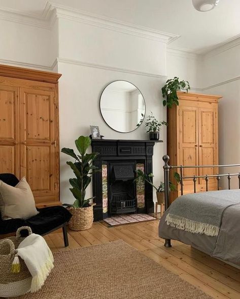 The bedroom pictured after the original tiles around the fireplace were uncovered Terrace House Bedroom, 1930s House Interior, Victorian House Interiors, House Bedroom Ideas, Victorian Terraced House, Bedroom Victorian, Victorian Bedroom, Guest Bedroom Decor, Period Property