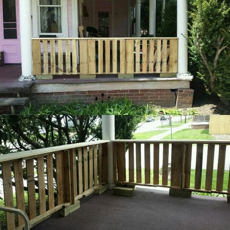 Pallet porch railing 35$. Watching the contractor that quoted us $300+ drive by? Priceless. Pallet Porch Railing Diy, Pallet Deck Railing Ideas, Pallet Deck Railing, Pallet Stairs Outdoor, Pallet Front Porch, Porch Railing Ideas Diy Cheap, Diy Porch Railing, Pallet Dyi, Pallet Upcycling