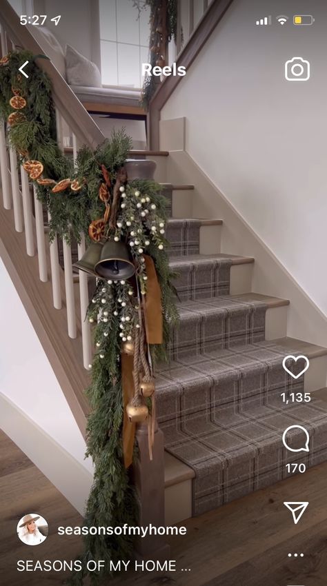 Garland On Bannister Christmas, Stair Banister Christmas Decor, Bannister Garland Christmas, Banister Ideas Christmas, Christmas Garland Ideas Stairs, Greenery On Staircase, Stairway Garland Christmas, Small Stairs Design, Banister Christmas Decor