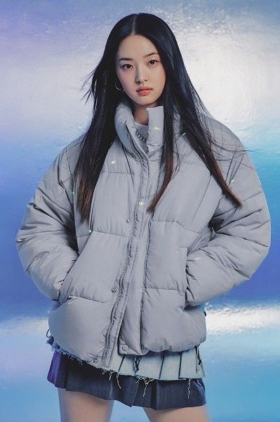 Puffer Jacket Outfit Aesthetic, Different Body Sizes, Puffer Outfit, Rei Jacket, Puffer Jacket Outfit, Korean Winter, Streetwear Winter, Outfit Korean, Blue Puffer