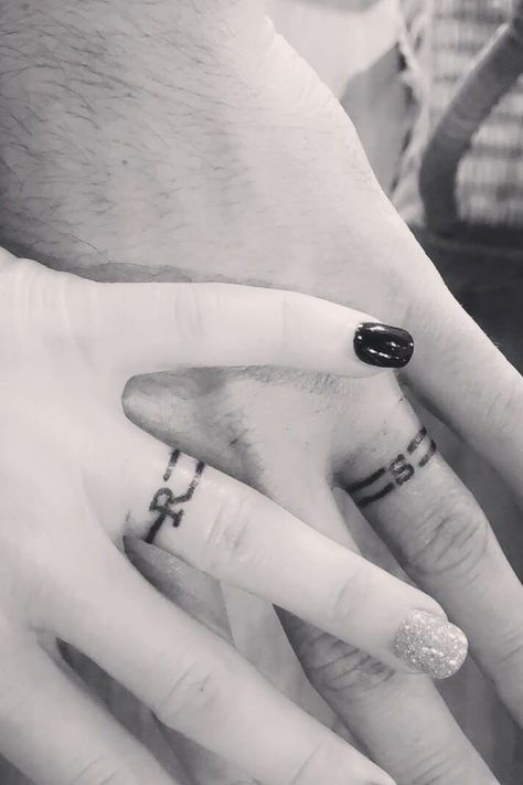 Wedding Ring Tattoo Ideas, Ring Tattoo Ideas, Tato Salib, Finger Tattoos For Couples, Ring Tattoo Designs, Wedding Band Tattoo, Best Couple Tattoos, Ring Tattoo, Cute Couple Tattoos