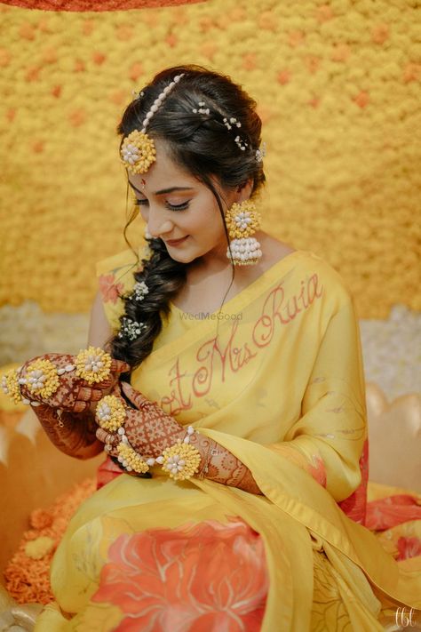 Photo of haldi bridal look with floral jewellery and side braid Simple Haldi Suit Ideas, Haldi Bride Jewellery, Haldi Bridal Hairstyle, Saree Haldi Look, Haldi Saree Look, Bridal Haldi Photoshoot, Haldi Jewellery Bridal, Poses For Haldi, Haldi Bridal Look