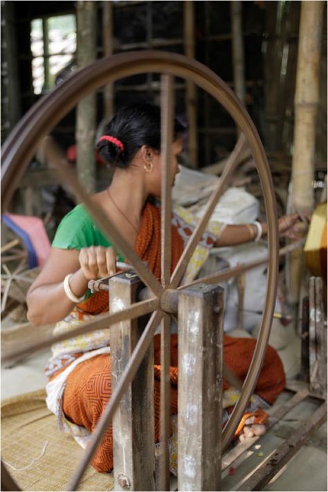 While some handloom yarns are made by a mill. Khadi is completely made in the village – from the raw yarn to the finished cloth. Indian Handloom Weaving, Traditional Textiles, Handloom Weaver, India Crafts, Cultural Crafts, Famous Portraits, Amazing India, Handloom Weaving, Northeast India