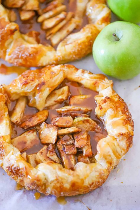 Easy Caramel Apple Galette Apple Gallette Recipe Easy Puff Pastry, Puff Pastry Galette, Caramel Apple Galette, Apple Galette Recipe, Apple Pecan Pie, Caramel Apples Easy, Apple Puff Pastry, Apple Galette, Easy Caramel