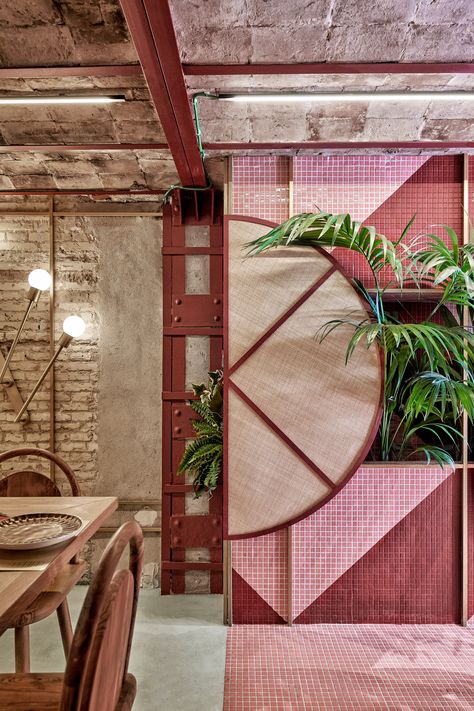 Tropical sushi restaurant in Valencia fuses Japanese and Brazilian design Brazilian Restaurant, Industri Modern, Architecture Restaurant, Lake House Interior, Desain Pantry, Estilo Tropical, Sushi Restaurants, Design Industrial, Restaurant Interior Design