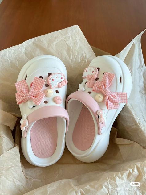 Pink Aesthetic Shoes, Shoes Kawaii, Crocs Pink, Crocs Fashion, Pink Crocs, Hello Kitty Shoes, Pretty Shoes Sneakers, Cute Hello Kitty, Cute Shoes Heels