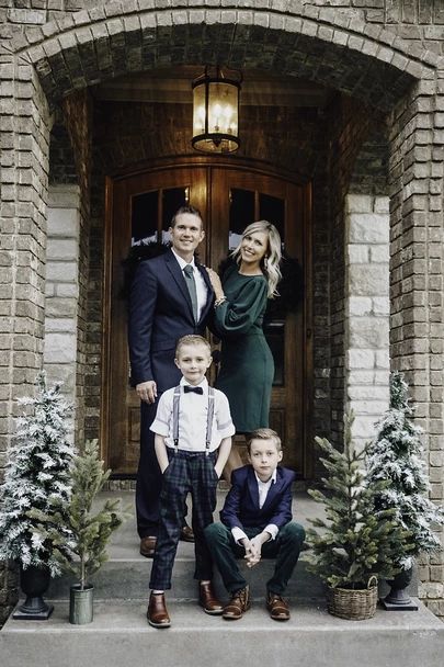 Family Christmas Outfit Ideas, Christmas Outfits Family, Christmas Outfit Family, Outfit 2000, Christmas Card Outfits, 2000 Outfit, Holiday Family Outfits, Barbiecore Outfit, Holiday Photos Outfits