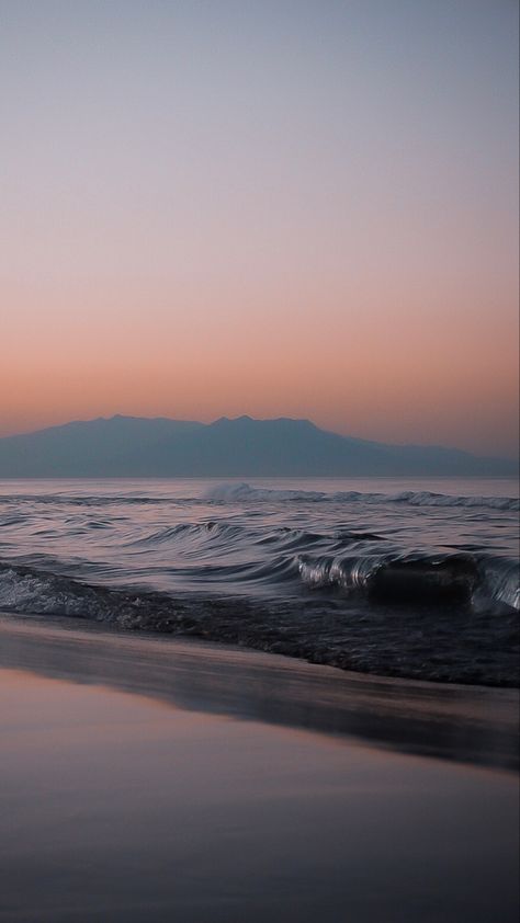 Pinky sunset with mountains view Beach Mountain, Dreamy Sunset, Sunset Mountains, Mountain Wallpaper, Back Pictures, Natural Lifestyle, Beach Wallpaper, Sunset Wallpaper, Scenery Wallpaper