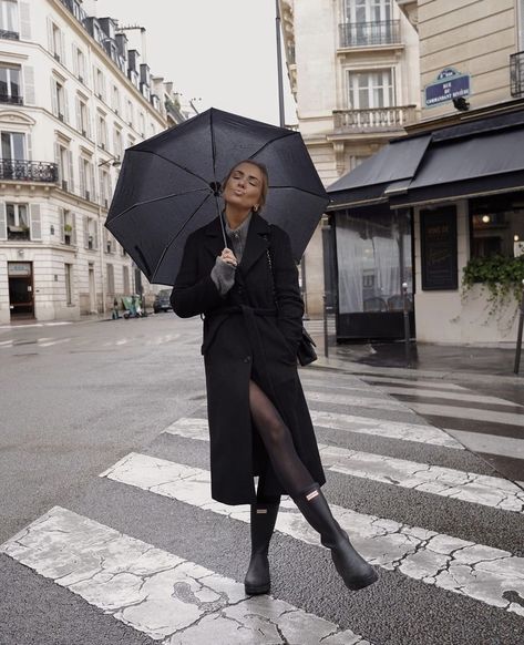 Rain Paris Outfit, Rain Day Outfit Fall, Rainy Boots Outfit, Hunter Boots Outfit Winter, Hunter Boots Outfit Fall, Black Rain Boots Outfit, Black Hunter Boots Outfit, Rainy November, Black Wellies