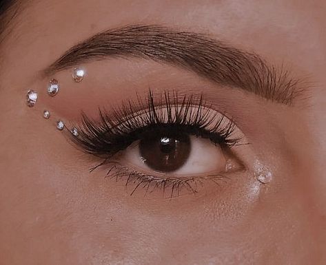 EUPHORIA MAKUP LOOKS & INSPO | RHINESTONE MAKEUP Ušný Piercing, Euphoria Makeup Looks, Makup Looks, Gem Makeup, Coachella Makeup, Concert Makeup, Euphoria Makeup, Rhinestone Makeup, Prom Eye Makeup