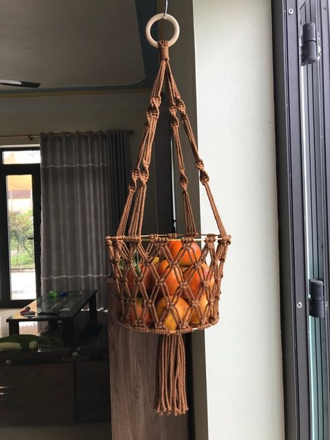 Rope Fruit Basket, Macrame Onion Net, Macrame For Kitchen, Macrame Kitchen Ideas, Macrame Fruit Hammock Diy, Macrame Fruit Hanger Diy, Macrame Produce Hanger, Macrame Fruit Hanger, Macrame Basket Diy