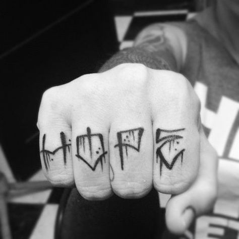 Hope Finger Tattoo, Blitz Tattoo, Tattoo Finger, Fonts Lettering, Knuckle Tattoos, Hand And Finger Tattoos, Geniale Tattoos, Tattoo Lettering Fonts, Tattoo Font