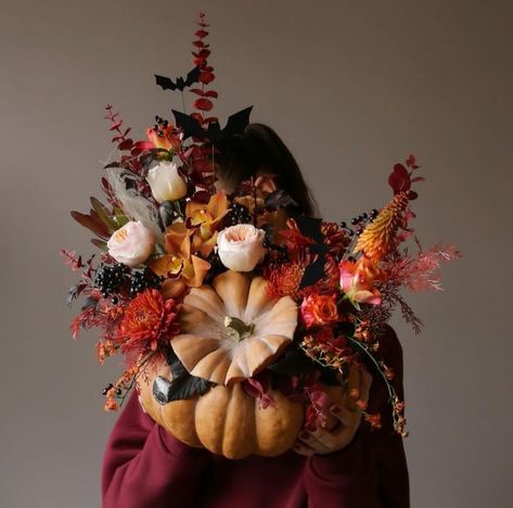 Floral Pumpkin Arrangements, Flower Arrangement In Pumpkin, Halloween Flower Arrangements Florists, Pumpkin With Dried Flowers, Pumpkin Flower Arrangements, Pumpkin Flower Arrangement, Halloween Flower Arrangements, Fall Living Room Ideas, Cozy Fall Living Room