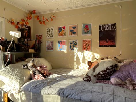 Pillow Pet Aesthetic, Bed With Lots Of Stuffed Animals, Stuffed Animals On Bed, College Dorm Room Inspiration, Natural Bedroom, Dorm Room Styles, Uni Room, College Room, Room Redesign