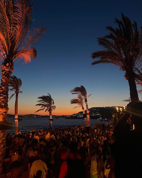 Mykonos Aesthetic Night, Mykonos Clubs, Mykonos Club, Party Life Aesthetic, Clubs Aesthetic, Mykonos Night, Party Summer Aesthetic, Mykonos Beach Club, Beach Club Aesthetic