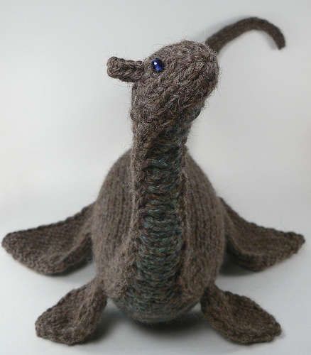 . Knitted Sea Creatures, Knit Stuffed Animals Patterns Free, Cute Knitting Patterns, Knit Plush, Knit Animals, Small Knitting Projects, Animal Knitting Patterns, Sea Monster, Crochet Dragon