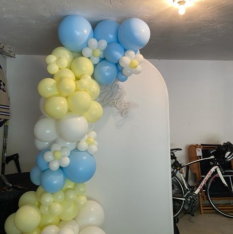 🌼 Daisy #babyshower #balloons #events #balloonbusiness #ohbaby 🌼 #norwell #massachusetts #balloonartist #balloondecor #norwellma #quincyma #boston Yellow Party Decorations, Bee Balloon, Daisy Decorations, Senior Szn, Yellow Party, Yellow Balloons, Blue Balloons, Grad Party, Grad Parties