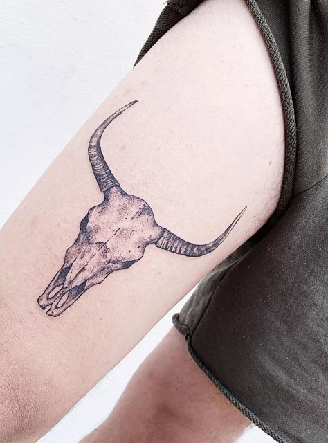 Bull Skull Tattoo, Skull Thigh Tattoos, Tattoo Crane, Cow Skull Tattoos, Skull Images, Thigh Tattoo Men, Bull Skull Tattoos, Chest Tattoo Ideas, Cowgirl Tattoos