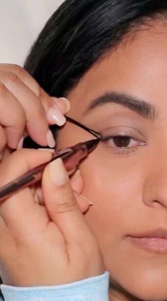 Easy Winged Eyeliner Tutorial, How To Do Cat Eyes Eyeliner, How To Apply Eyeshadow As Eyeliner, Tiny Cat Eyeliner, Spoon Eyeliner Trick, Cat Eyeliner For Hooded Eyes Step By Step, Eyeliner Styles For Beginners, How To Apply Liner, How To Do An Eyeliner Wing