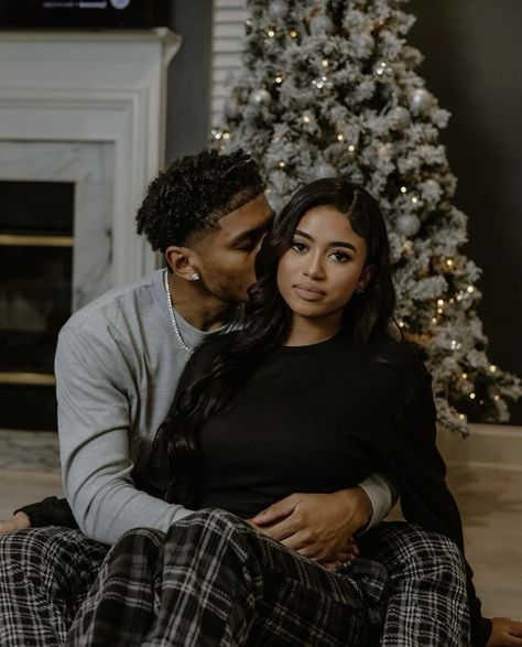 Couple Christmas Picture Outfit Ideas, Christmas Shoot Ideas Family Pictures, Holiday Couples Photoshoot, Black Family Fall Photoshoot Outfits, Couple Holiday Photoshoot, Couple Xmas Photoshoot, Christmas Party Couples Outfit, Couple Christmas Poses, Christmas Photoshoot Ideas Couples