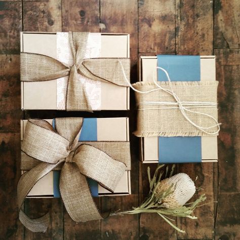 Rustic style gift boxes. Hessian, jute, kraft, belli band. Professional Gift Ideas, Kraft Box Packaging, Cute Gift Wrapping Ideas, Boxes Ideas, Gift Wrapping Inspiration, Unique Gift Wrapping, Wrap Ideas, Kraft Boxes, Professional Gifts