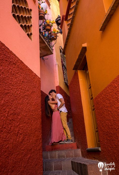 Callejon del Beso, Guanajuato, Mexico Couple In Mexico, Guanajuato Mexico Outfit, Best Couple Photos, Mexico Pictures, Dream Dates, Travel Pose, Outfits For Mexico, Engagement Pictures Poses, Visit Mexico