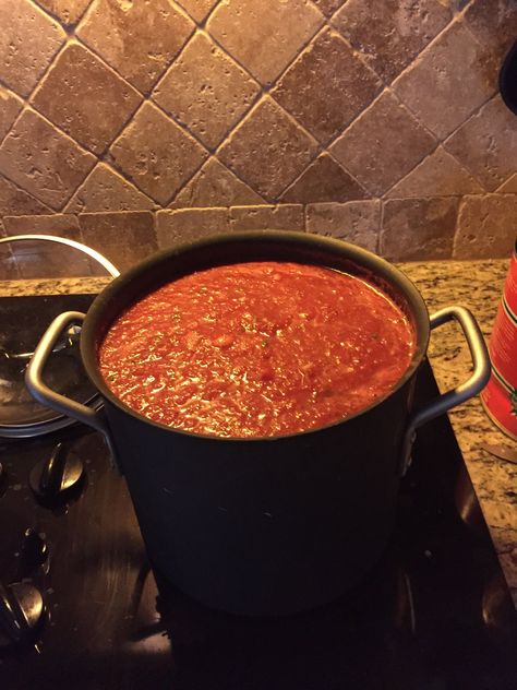 Red Gravy Recipe Italian, Homemade Red Sauce Italian, Italian Gravy Authentic, Sunday Gravy Recipe Italian, Italian Gravy Recipe, Italian Sunday Gravy, Spaghetti Sauces, Spaghetti Dishes, Italian Sauce Recipes