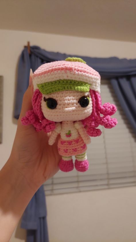 Crochet Strawberry Shortcake, Strawberry Shortcake Crochet, Strawberry Crochet, Crochet Artist, Fit For Life, Different Dog Breeds, Easy Crochet Animals, Crochet Fairy, Crochet Strawberry