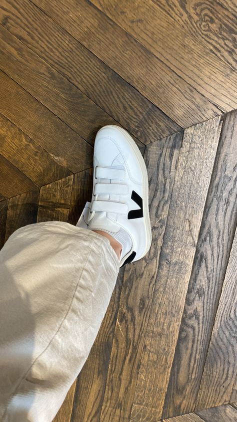 Veja Aesthetic, Minimalist Sneakers, Veja Shoes, Shoes Aesthetic, Aesthetic Minimalist, 2024 Vision, Fit Inspo, Shoes Shoes, Everyday Style