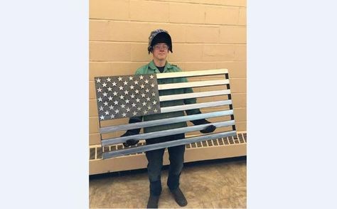 High school student Damion Davenport recently created a metal American Flag in his Intro to Welding class. You won't believe this thing! Welding Projects Ideas, Shielded Metal Arc Welding, Metal Sculpture Artists, Man Cave Building, Welding Training, West Coast Choppers, Diy Welding, Arc Welding, Metal Welding